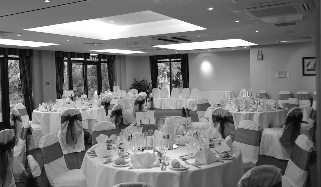 Frensham Pond Country House Hotel & Spa ファーナム エクステリア 写真